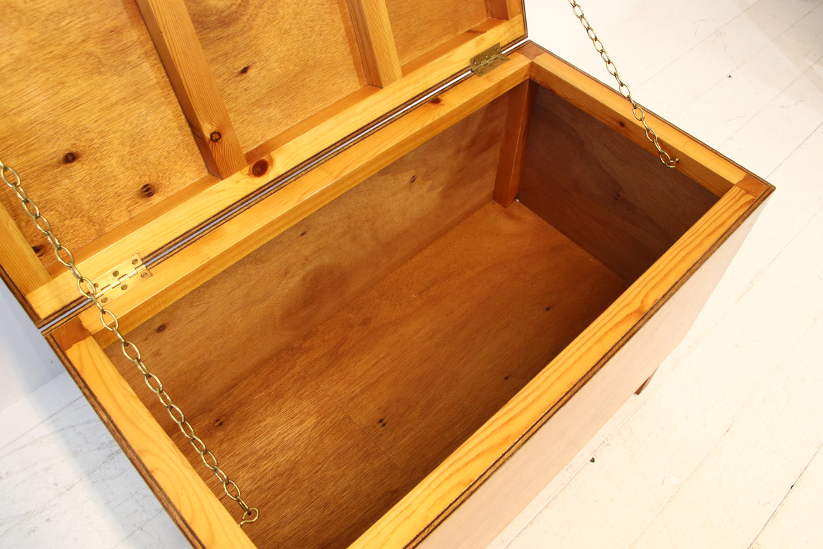 Vintage Blanket / Storage Chest